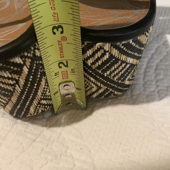 DV platform sandals. Size 9. Aztec design - Picture 4 of 11